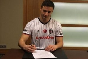 Mitrovic'in imza fotoğrafında dikkat &ccedil;eken detay
