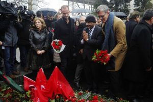 Konsoloslar saldırının yaşandığı yere karanfil bıraktı
