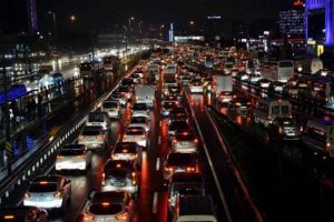 İstanbul'da kar trafiği fel&ccedil; etti