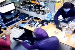 &Ouml;nce g&uuml;venlik kamerasına sonra polise yakalandılar