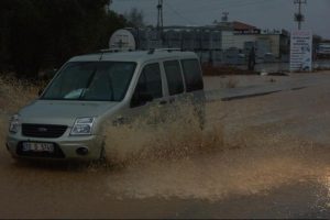 &Ccedil;ay taştı, s&uuml;r&uuml;c&uuml;ler zor anlar yaşadı