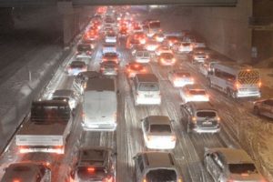 İstanbul'da yoğun kar yağışı trafiği fel&ccedil; etti, 11 TIR kaydı