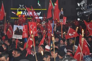 Sarıkamış şehitlerine meşalelerle y&uuml;r&uuml;d&uuml;ler