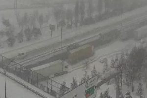 TEM'de 5 tır birbirine girdi: Edirne y&ouml;n&uuml; trafiğe kapandı