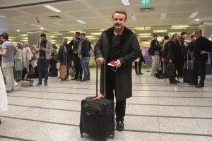 &Uuml;nl&uuml; sanat&ccedil;ı havalimanında mahsur kaldı