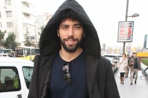 Hayranlarının ilgisi y&uuml;z&uuml;nden ge&ccedil; kalıyor