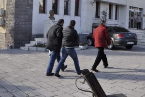 Y&uuml;z&uuml;ne biber gazı sıktığı 80 yaşındaki kadını gasp etti