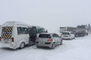Bursa-İzmir yolu 4.5 saattir kapalı, konvoy 40 kilometreye ulaştı