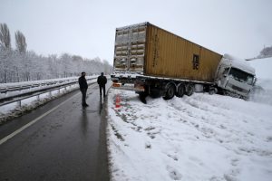 Bursa'da tır yoldan &ccedil;ıktı!