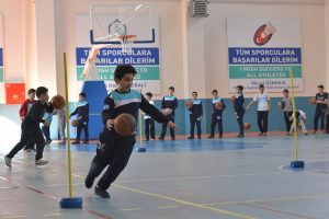 Bursa Yıldırımlı &ccedil;ocuklar basketbol &ouml;ğreniyor