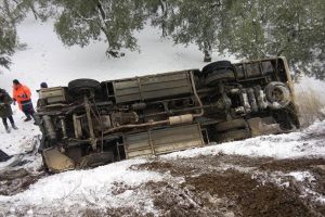 Bursa'da halk otob&uuml;s&uuml; kar sebebiyle takla attı