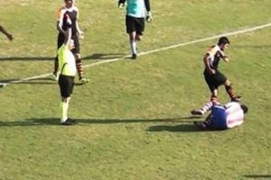 Rakibini tekmeleyen futbolcuya 10 ay hapis cezası