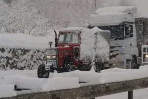 Kar yağdı, trakt&ouml;rc&uuml;lerin y&uuml;z&uuml; g&uuml;ld&uuml;
