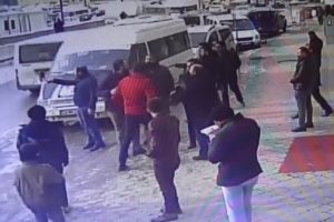 K&uuml;rekli, sopalı, bı&ccedil;aklı kavga g&uuml;venlik kamerasına yansıdı
