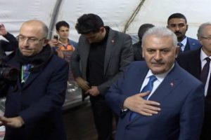 Başbakan tezah&uuml;ratlarla karşılandı
