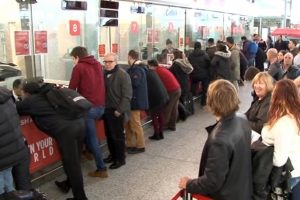 Yolcuların Atat&uuml;rk Havalimanında bekleyişi s&uuml;r&uuml;yor