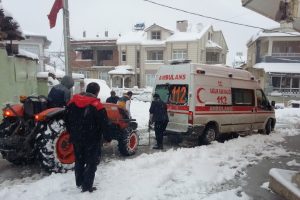 Bursa'da yolda kalan ambulansı k&ouml;yl&uuml;ler trakt&ouml;rle kurtardı