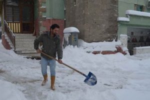 Belediye iş&ccedil;isi kar &ccedil;alışması yaparken 6 altın bilezik buldu