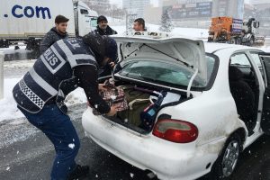Polis kar kış demeden g&ouml;rev başında