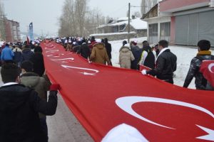On binler Sarıkamış'ta şehitler i&ccedil;in y&uuml;r&uuml;d&uuml;
