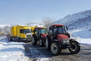 Bursa'da kayan TIR'lar yolu kapattı