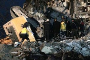 Bina yıkımında kep&ccedil;e operat&ouml;r&uuml; enkaz altında kaldı