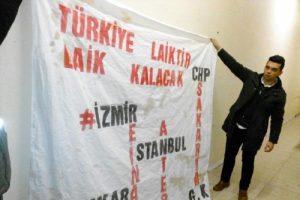 'T&uuml;rkiye laiktir, laik kalacak' pankartı a&ccedil;an 3 gen&ccedil; tartaklandı