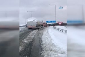 Yol kenarında bırakılan tırı itfaiye &ccedil;ekti