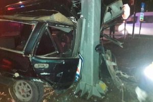 Kamyona &ccedil;arpan otomobil ikiye b&ouml;l&uuml;nd&uuml;: 1 &ouml;l&uuml;