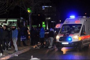 Hafif ticari ara&ccedil; motosiklete &ccedil;arptı: 2 yaralı