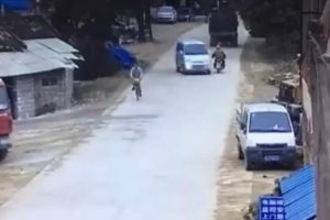 Minib&uuml;s motosiklet ve bisikleti teğet ge&ccedil;ti