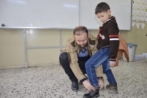423 Suriyeli &ouml;ğrenciye giysi ve ayakkabı yardımı