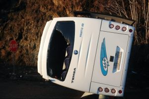 Otel servisi otomobille &ccedil;arpıştı: 16 yaralı