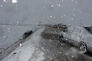 8 aracın karıştığı zincirleme kazada 3 kişi yaralandı