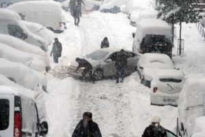 Ara sokaklar kar altında, &uuml;st ge&ccedil;it merdivenleri buz tuttu