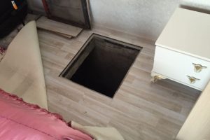 Yatak odasına giren polislere şok!