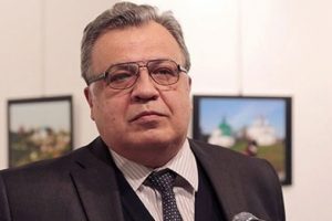 O sergi salonu ve sokağın ismi 'Karlov' oluyor