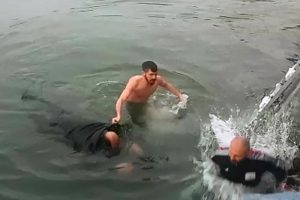 Hayat kurtarmak i&ccedil;in dondurucu soğukta denize atladı