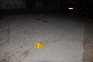 Evinin &ouml;n&uuml;nde silahlı saldırıya uğradı
