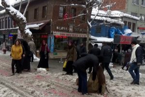 Buz pistine d&ouml;nen kaldırımlarda Bursalılar zor anlar yaşadı...