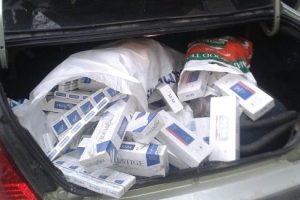 Otomobilden 3 bin paket ka&ccedil;ak sigara &ccedil;ıktı