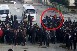 Lisede bayrak t&ouml;reninde, &ouml;ğrenciler &ouml;ğretmene saldırdı