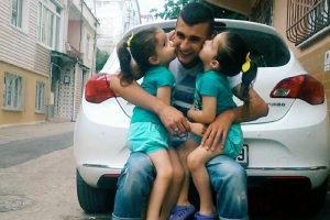 Bursa'da ikizlerden geriye yaptıkları kardan adam ve terlikler kaldı