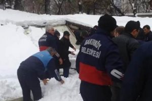 Cenaze namazında tente &ccedil;&ouml;kt&uuml;!
