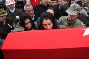 Kadın astsubay şehit eşini &ouml;perek uğurladı