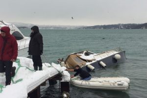 İstanbul'da yoğun kar yağışı tekne batırdı