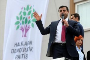Selahattin Demirtaş: "Bana dava a&ccedil;an savcı FET&Ouml;'den tutuklu"