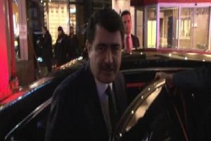 Vali Vasip Şahin &ccedil;&ouml;ken tente altında kalan yaralıları ziyaret etti