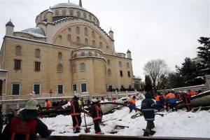 İstanbul'da camide tente &ccedil;&ouml;kt&uuml;! &Uuml;nl&uuml; tekstilci hayatını kaybetti