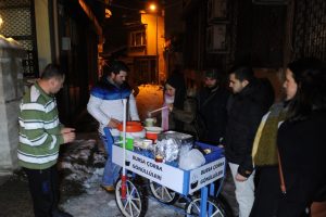 Bursa'da dondurucu soğukta bir kap &ccedil;orba ile y&uuml;rekleri ısıtıyorlar